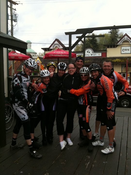 Athletes huddled together for picture during break on the Parksville 180