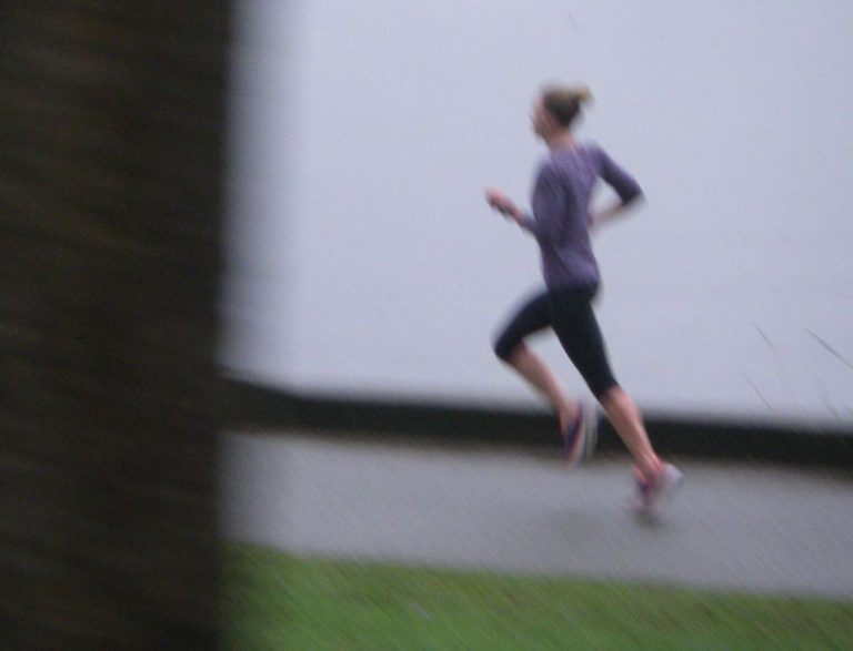 Fawn Whiting running along the seawall at the Vancouver Chilly Chase 15k