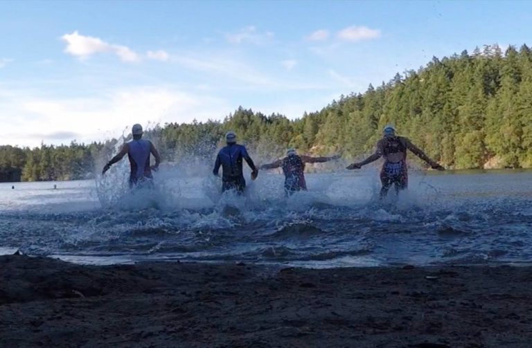 Swimmers Diving into water at Thetis Lake in preparation for SwimRun Victoria 2018